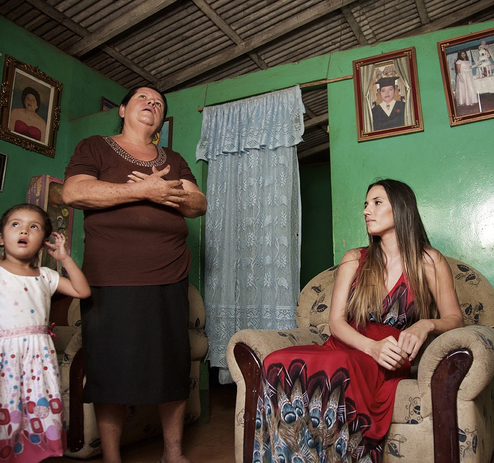 Doña Susana y su nieta, dueña de la casa comunitaria los Sanchez Norte en San Rafael del Sur.